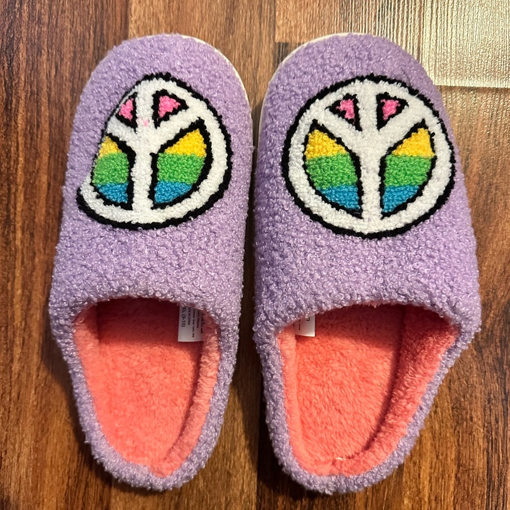 nwot two left feet sherpa fleece purple peace sign slippers